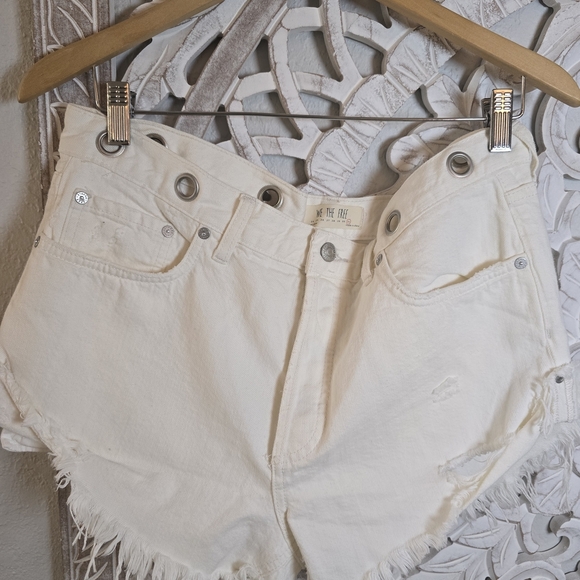 We The Free White Distressed Jean Shorts Size 31 - Picture 7 of 8